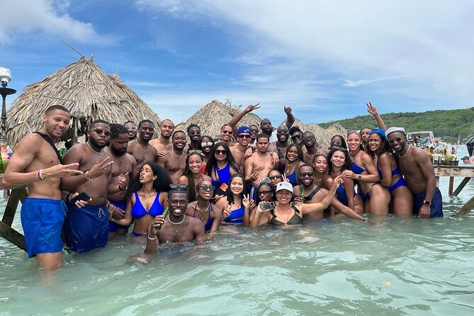 5 Islands VIP Escape : Snorkeling, Private Lunch & Open Bar - Isla Grande and the sunken plane