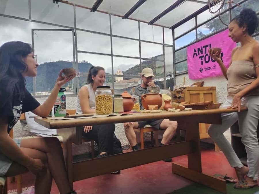 Anti tour Medellin - Palacio Nacional and La Veracruz