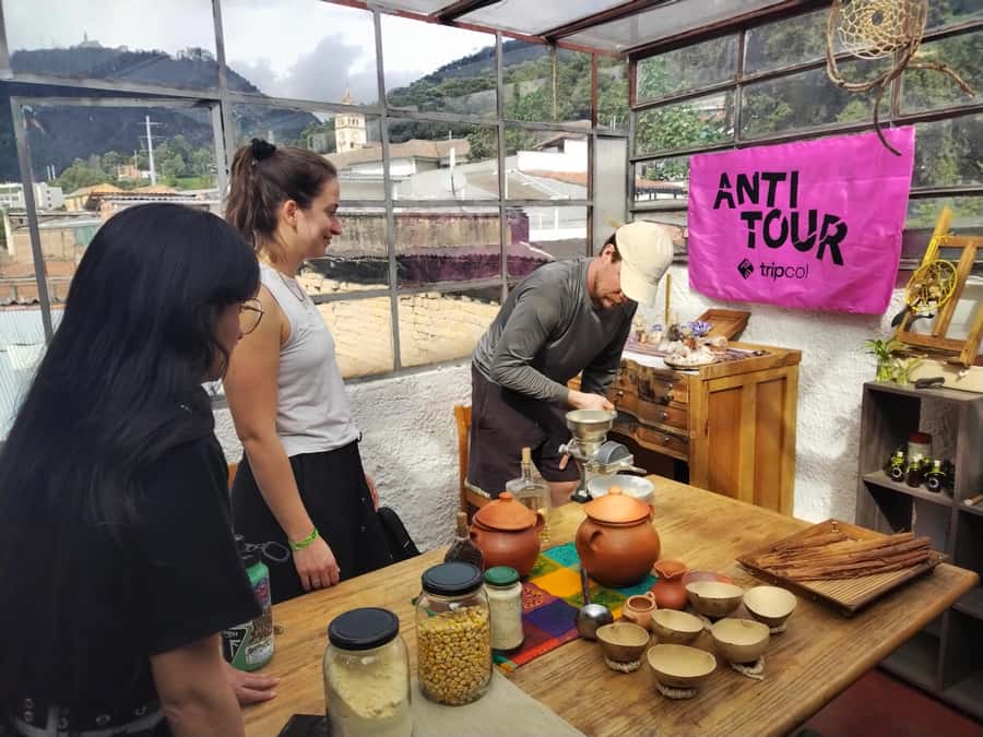 Anti tour Medellin - Starting at Monumento a la Raza