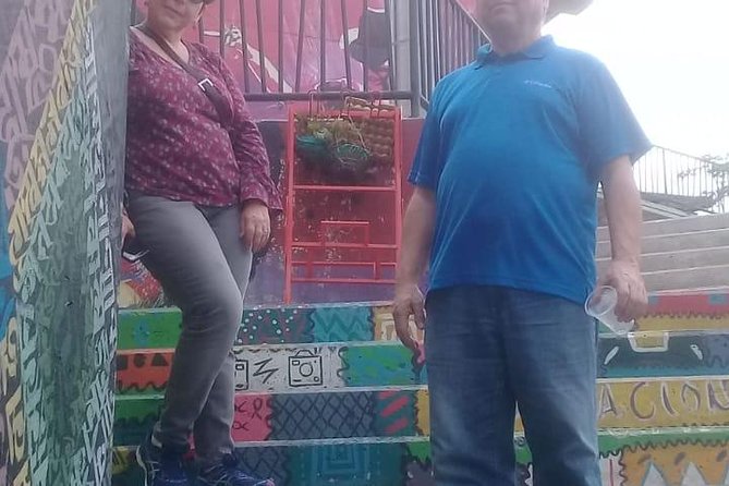 Barrio transformation and urban escalator of Comuna 13 - Three hours among murals and escalators