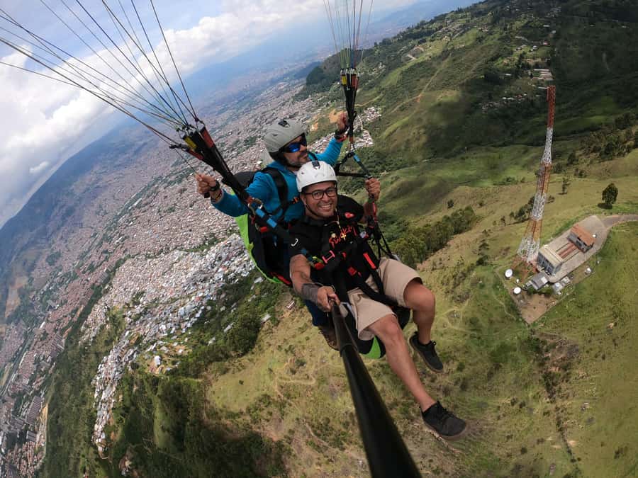 Bello: Paragliding in Medellín - The climb from the restaurant to the launch point