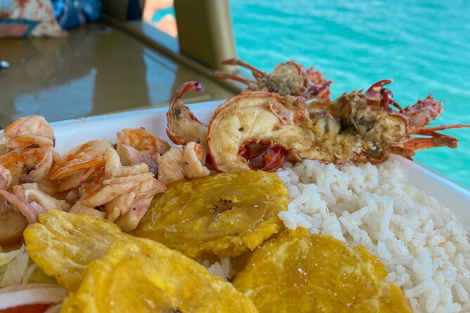 Boat rental for the Rosario Islands up to 15 people. - Cholón and Aguazul on the route