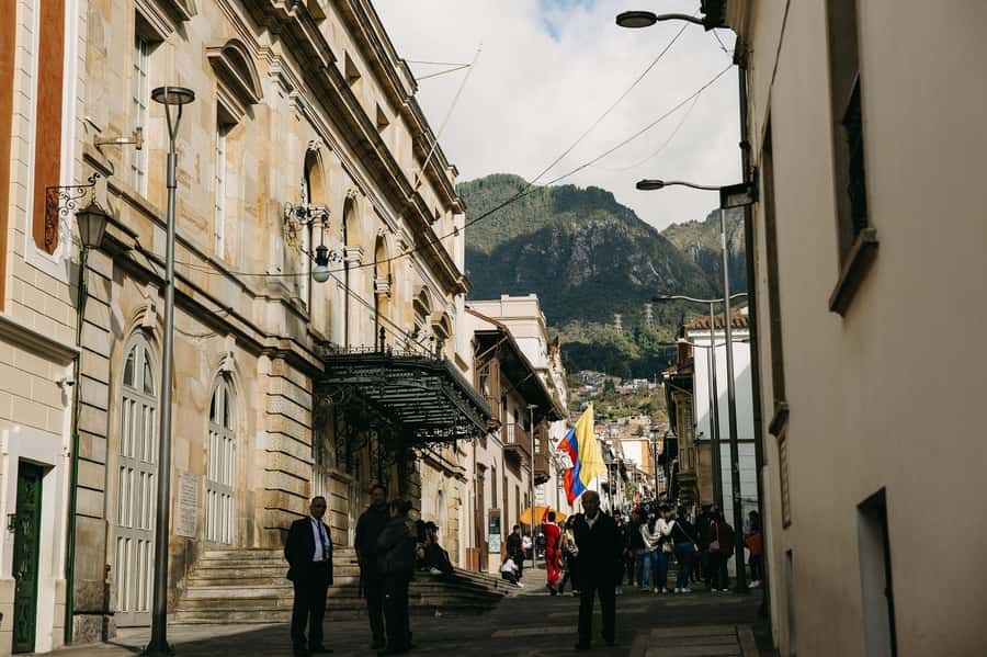 Bogotá: Express Tour with Private Guide and Transportation - Guides and language options