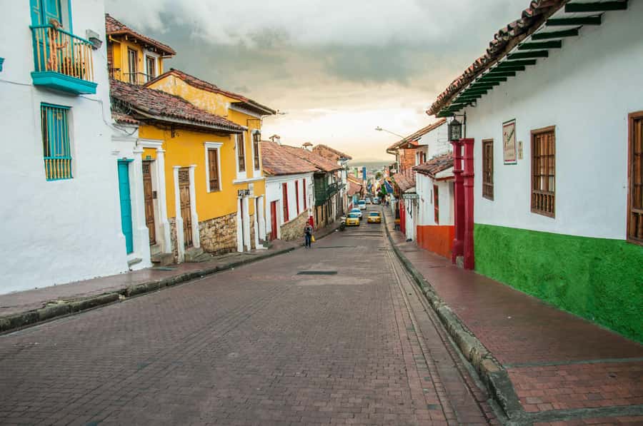 Bogotá: Grand City Tour with Monserrate, Usaquén and Lunch - The drive north shows a different Bogotá
