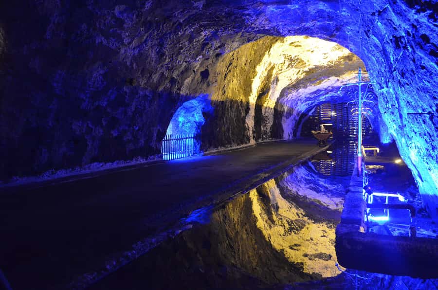 Bogotà: Guatavita Lake and Nemocón Salt Mines Tour - The 30-minute walk around the crater rim