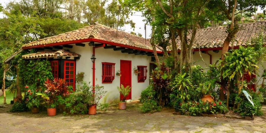 Bogotá: Guided Coffee Tour with Lunch, and Pickup & Drop-Off - Arriving at Hacienda Coloma’s tropical garden