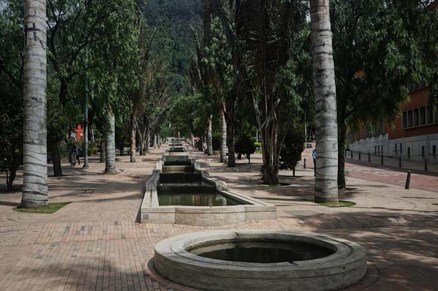 Bogotá: Guided La Candelaria Walking Tour - The Gold Museum area and possible extras