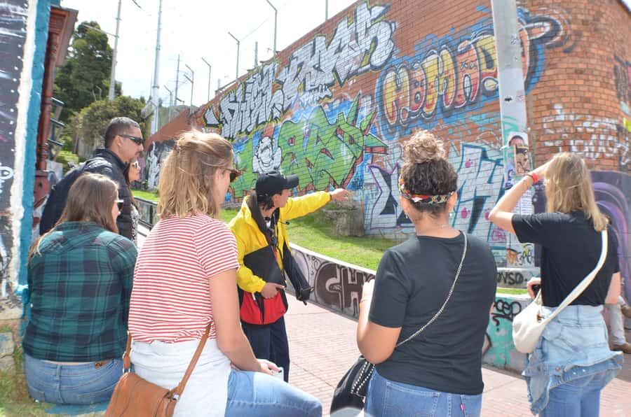 Bogotá: La Candelaria Graffiti & Urban Art Guided Tour - Reading the murals in La Candelaria