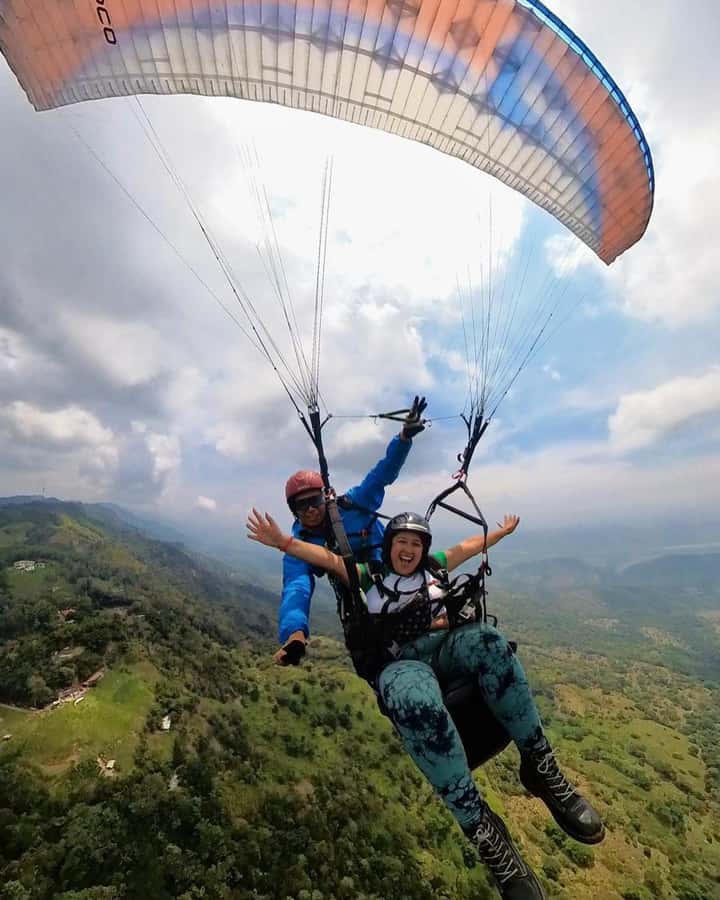Bogota: Paragliding Flight Ticket in Guatavita - Meeting the pilot and preparing on the ground