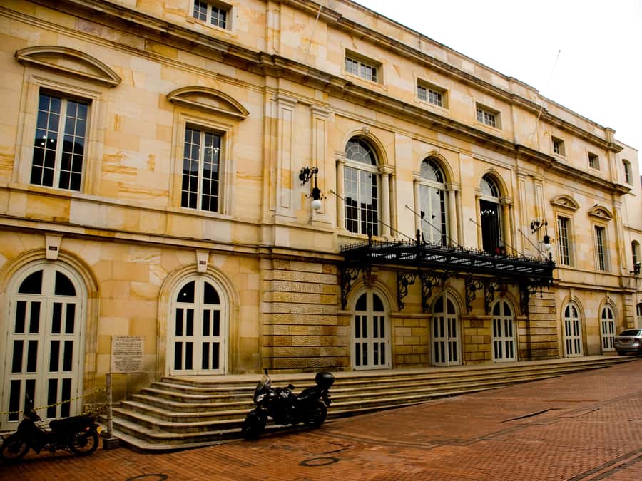 Bogotá: Private Candelaria Walking Tour with Gold Museum - What the guide can add beyond the route