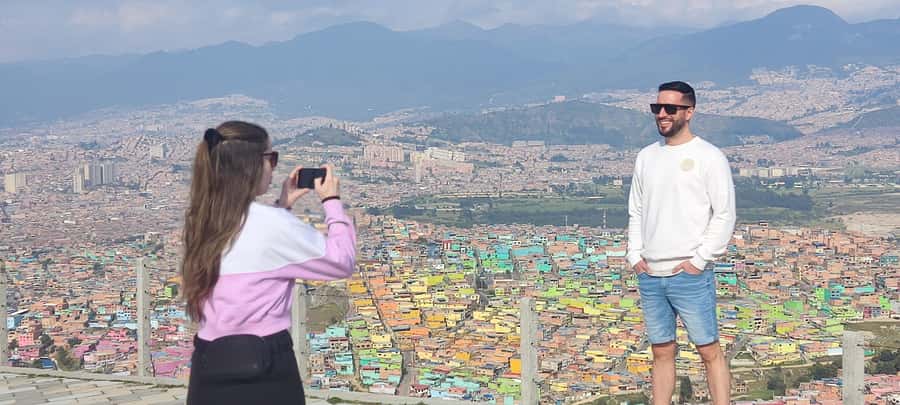 Bogotá´s Barrios: El Paraíso Favela Tour with Cable Car - Walking through El Paraíso with local context