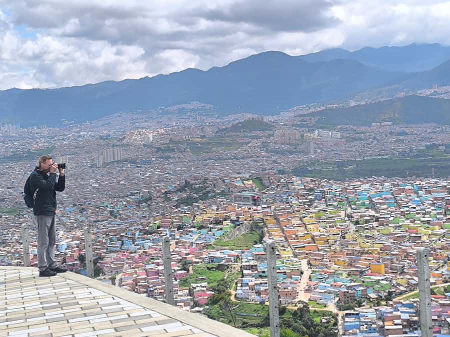 Bogotá´s Barrios: El Paraíso Favela Tour with Cable Car - Meeting community leaders and the security escort