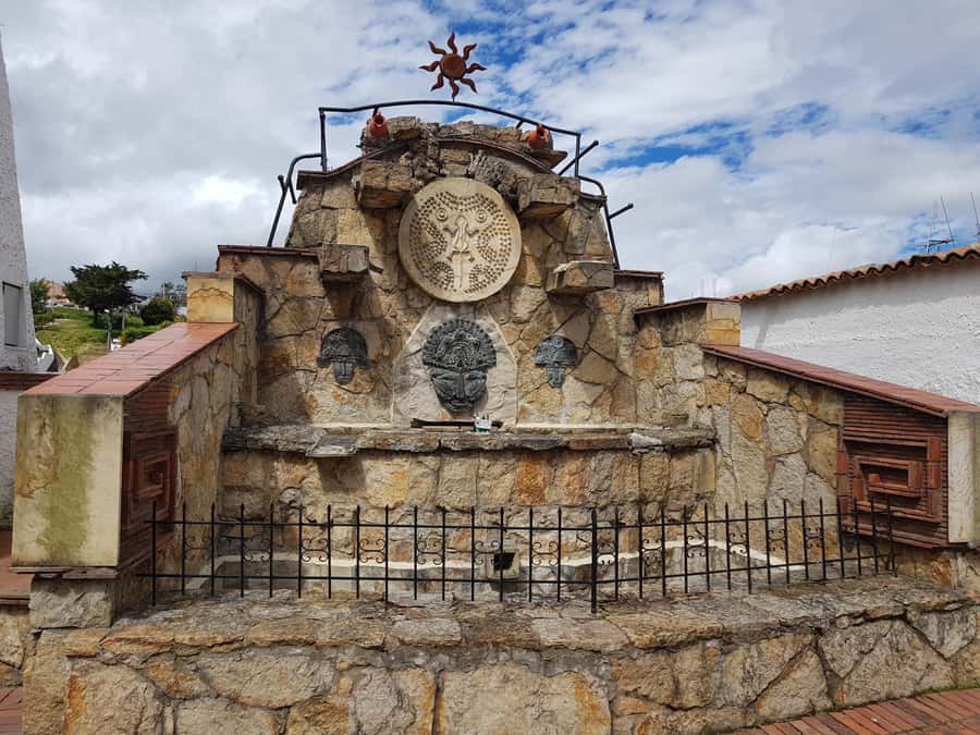 Bogotá: Salt Cathedral & Lake Guatavitá Tour with Lunch - A Colombian lunch in the middle of the route