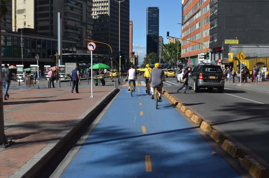 Bogotá: Shared Bike Tour - 7th Avenue, from salt road to modern artery
