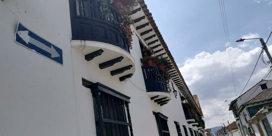 Bogotá: Villa de Leyva Full-Day Tour with Meals - Pozos Azules and the changing light