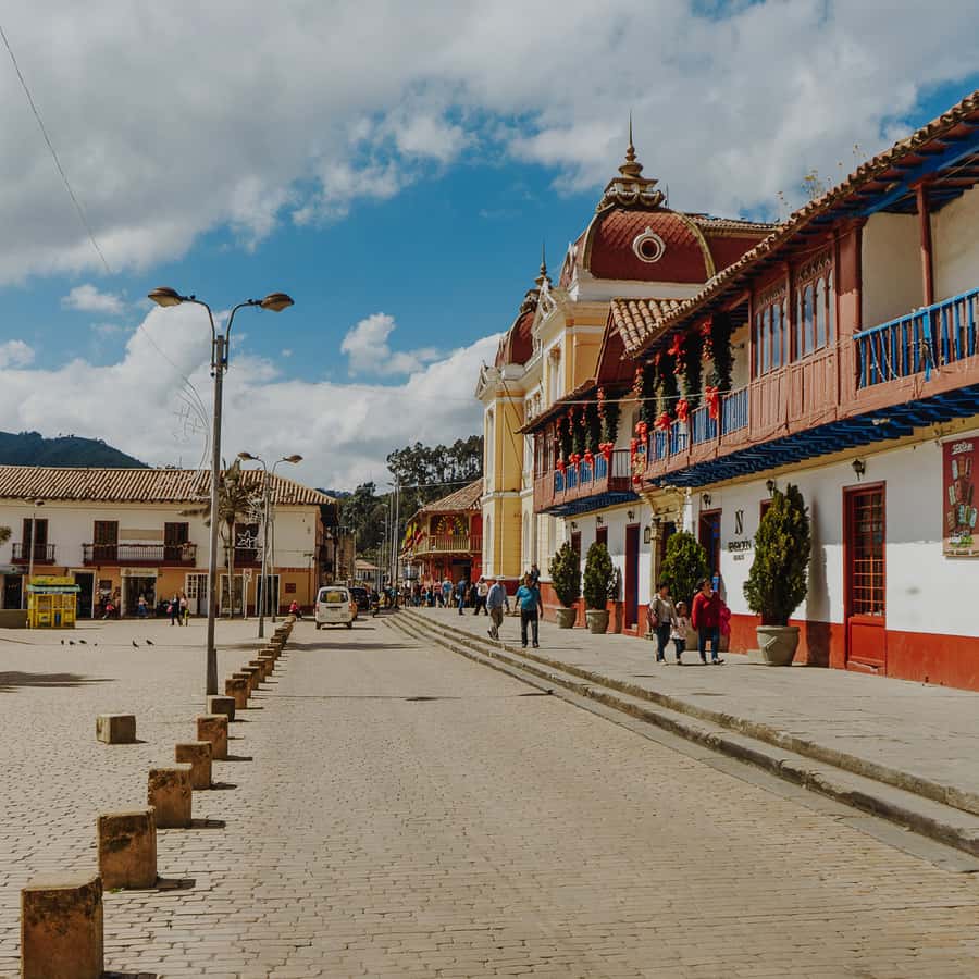 Bogota: Zipaquirá Salt Cathedral and Lake Guatavita Day Tour - The two-hour path to the sacred lagoon