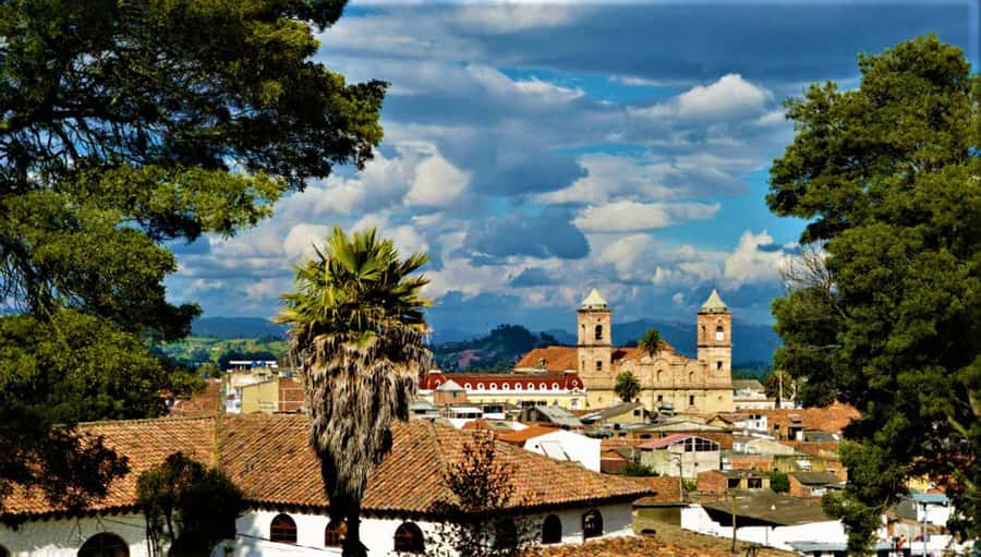 Bogota: Zipaquira, Salt Cathedral & Lake Guatavitá Tour - Lunch beside the Tomine Reservoir