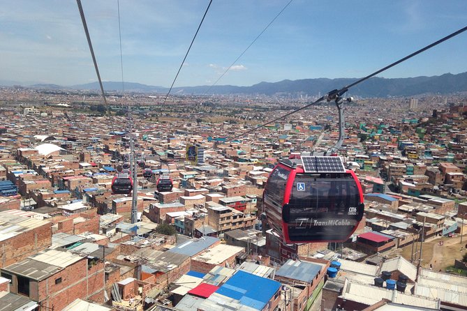 Cable car to el Paraiso, the city slum - Riding TransMiCable to the top of the hill