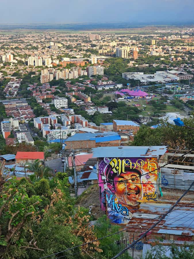 Cali: Comuna 20 Siloé Street Art Tour - Walking through Comuna 20 Siloé