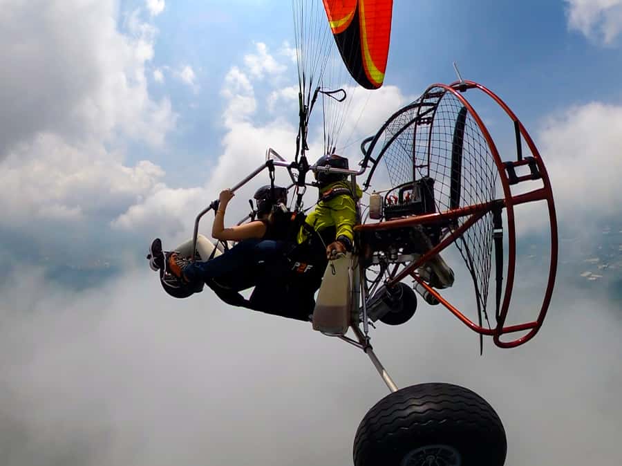Cali: Paratrike Flight - Paragliding - Getting ready for a first paragliding flight