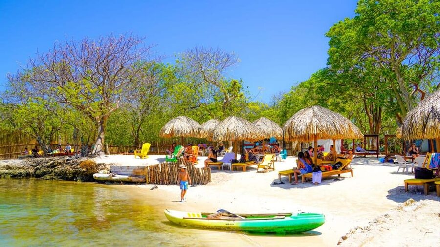 CARTAGENA: 4 islands by sport boat +oceanarium tickets - Cholon, where the party takes over