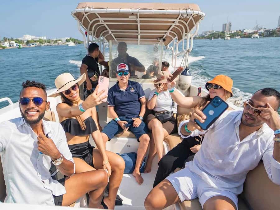 Cartagena: 5 Rosario Islands, Full party with drinks, Snorkeling and lunch - Fort San Fernando de Bocachica from the water