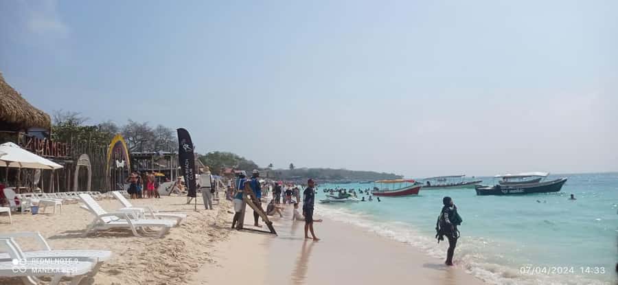 Cartagena: Barù Island Playa Blanca with Lunch - The beach atmosphere and crowd factor