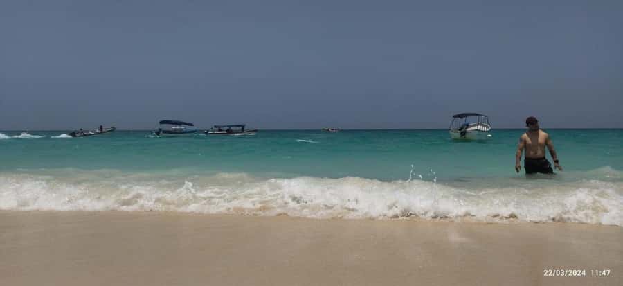 Cartagena: BARÚ Playa blanca with SNORKELING INCLUDED - Playa Blanca: beautiful water, busy shore