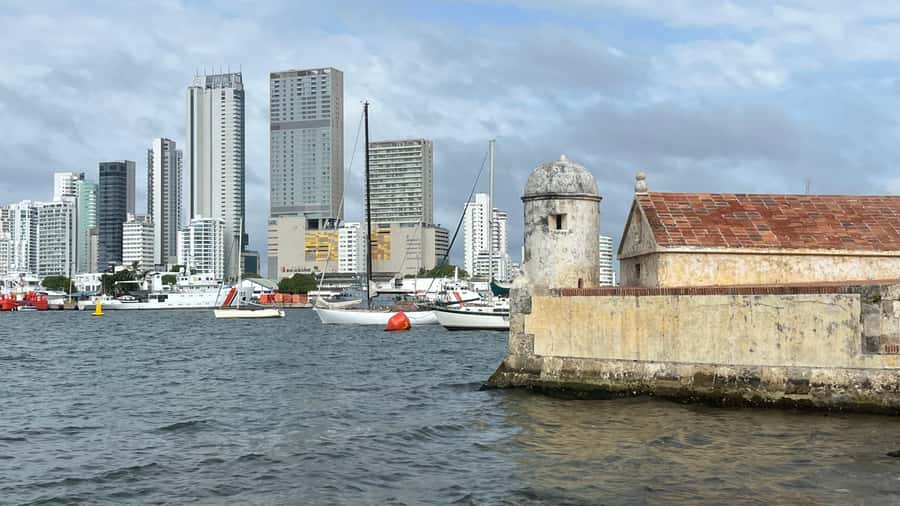 CARTAGENA: BIKE RIDE WITH LUNCH AT BOURDAIN'S FAVORITE SPOT - Why Bazurto Market makes this ride different