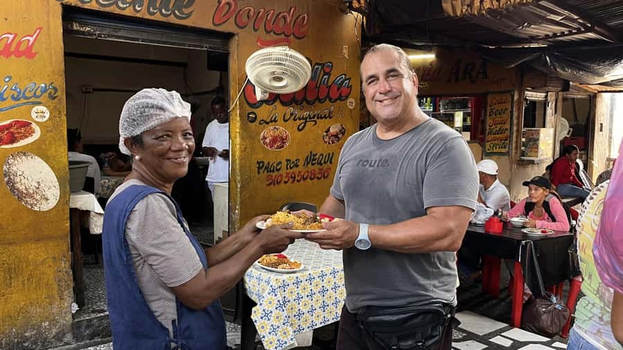 CARTAGENA: BIKE RIDE WITH LUNCH AT BOURDAIN'S FAVORITE SPOT - Getsemaní by bike, not just by photograph