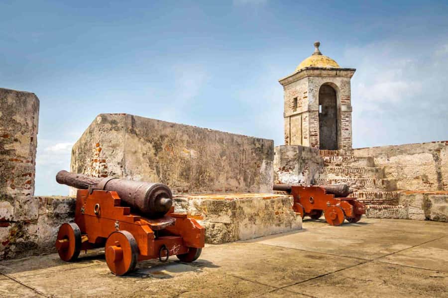 Cartagena: BILINGUAL CITYTOUR + SAN FELIPE CASTLE & Old city - Seeing Cartagena from the Chiva bus