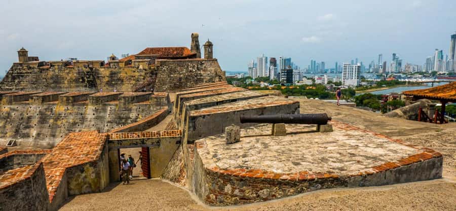 Cartagena: BILINGUAL CITYTOUR + SAN FELIPE CASTLE & Old city - India Catalina and the Zapatos Viejos
