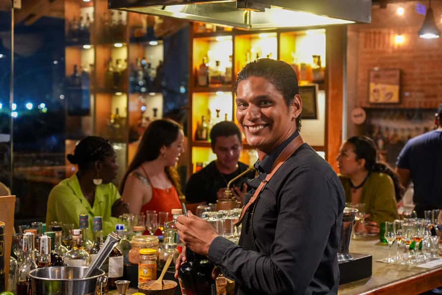 Cartagena: Boutique Rum and Chocolate Tasting at Lunático - The first pours: how to taste rum properly