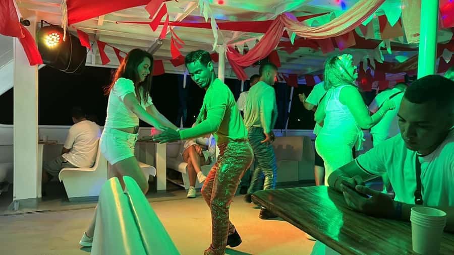 Cartagena: Buffet & party night,cocktails sailing in the bay - Clothing, comfort, and access