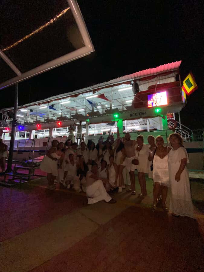 Cartagena: Buffet & party night,cocktails sailing in the bay - Who will enjoy this evening most
