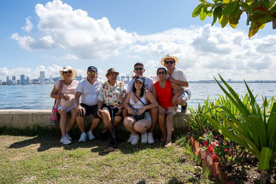 Cartagena: CITY TOUR IN ENGLISH, Old city, Monuments, Castle - Bocagrande, Laguito, and the bay by Chiva