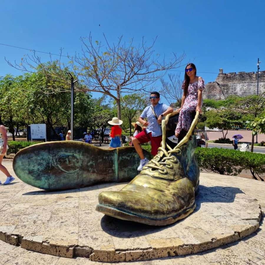 Cartagena: CITY TOUR OVERVIEW of the city Boots castle chiva - Las Botas Viejas, the City’s Playful Photo Stop