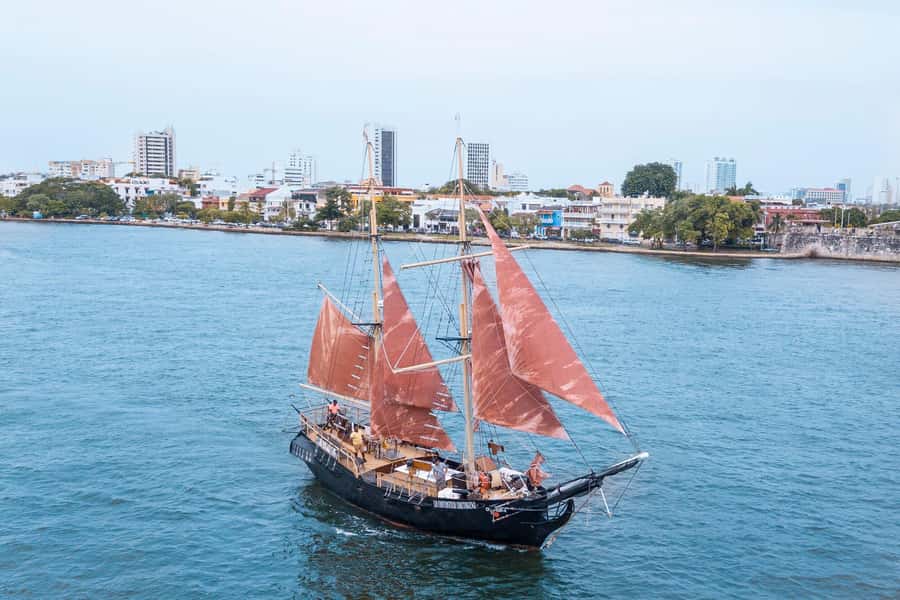 Cartagena, CO: Sunset Skyline Pirate Boat Tour with Drinks - Practical tips for a better evening