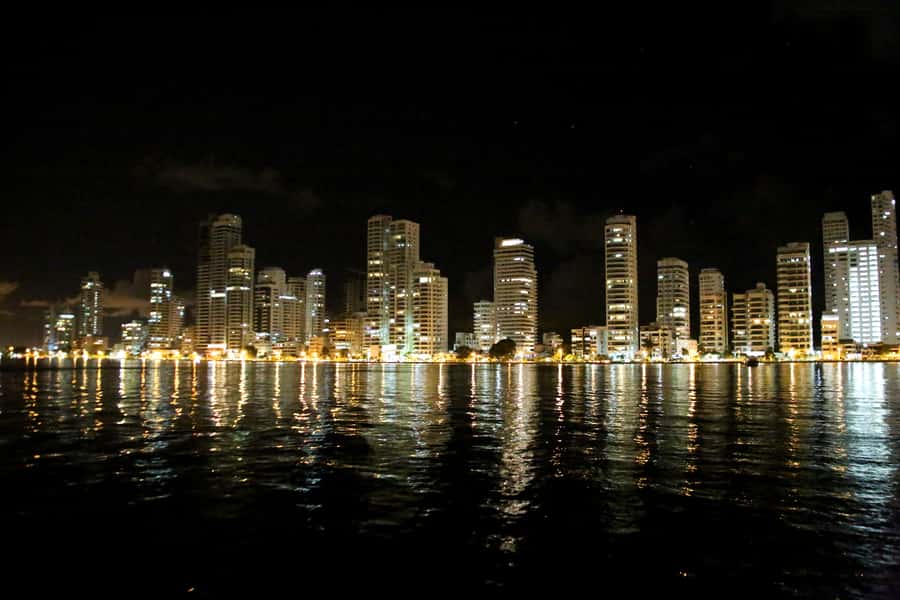 Cartagena: Cruise by the Bay with Dinner and Wine - A sunset start at La Bodeguita Pier