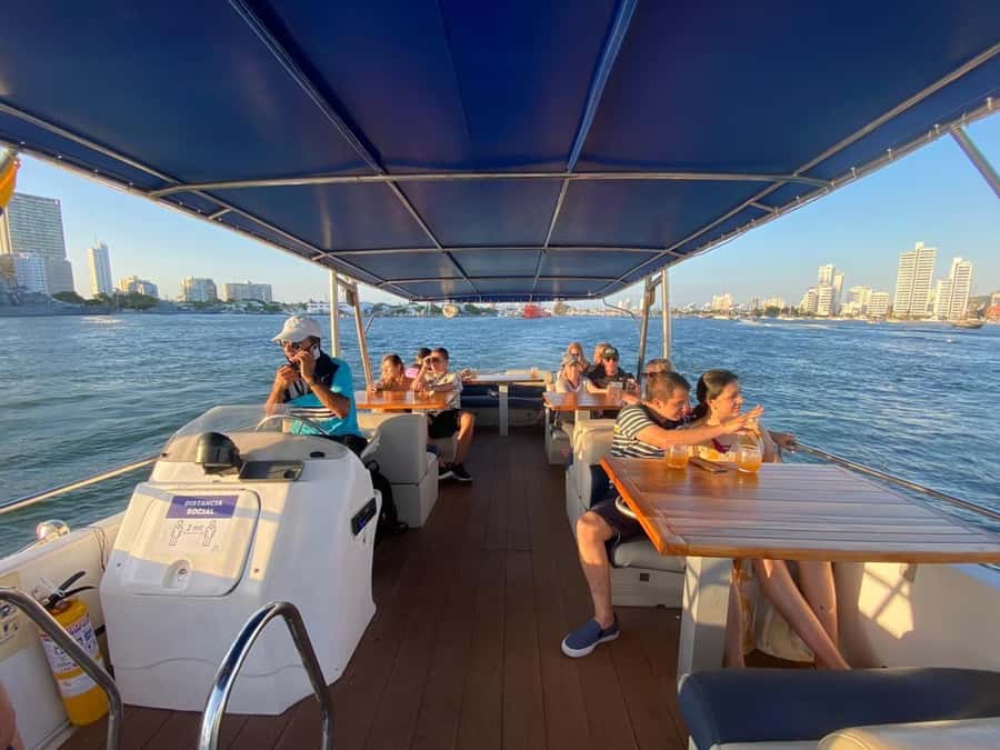 Cartagena: Cruise by the Bay with Dinner and Wine - How the cruise feels after dark