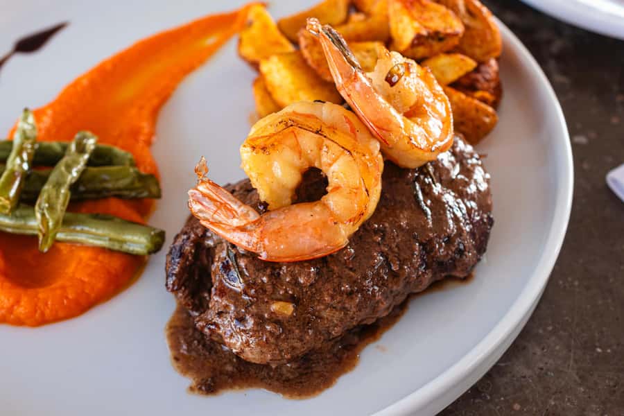 Cartagena: Cruise by the Bay with Dinner and Wine - What the $70 price really covers