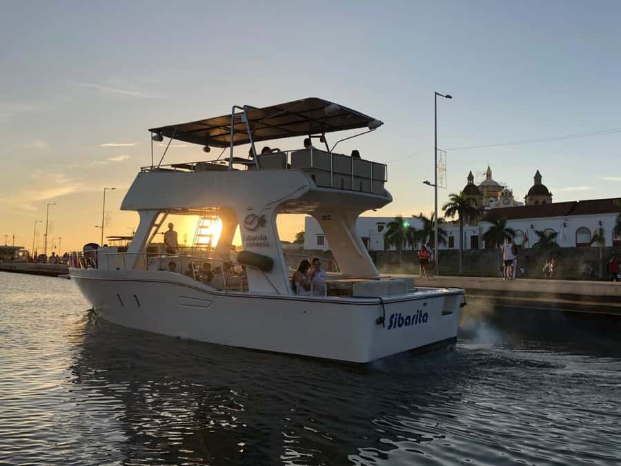 Cartagena: Cruise by the Bay with Dinner and Wine - Choosing your table and deck