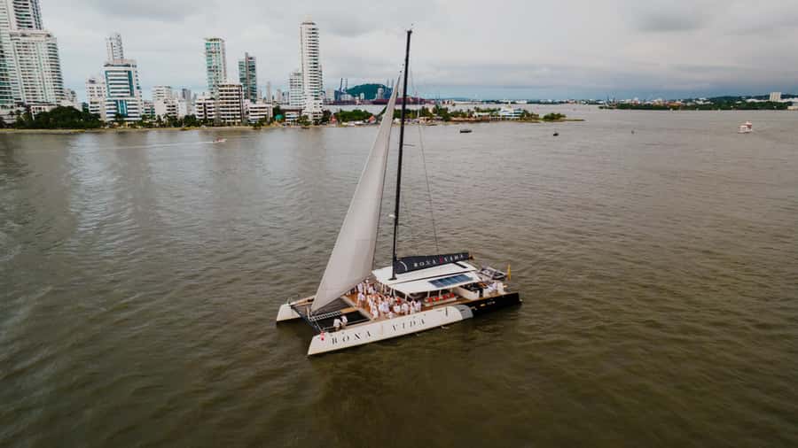 Cartagena de Indias: 2-Hour Sunset Cruise - Sunset between El Laguito and Tierrabomba