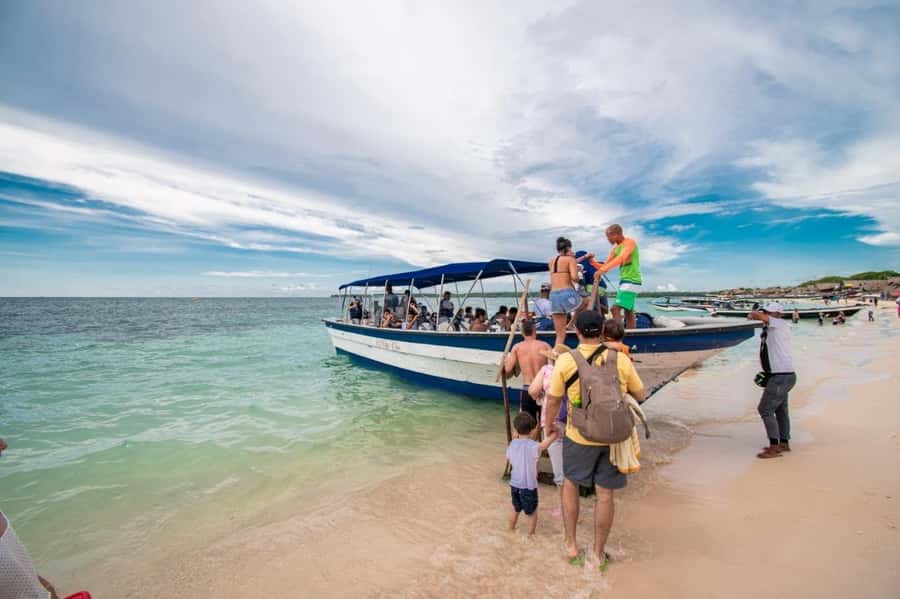 Cartagena de Indias: 2x1 Boat trip to the Rosario Islands and Baru Island - Seeing Tierra Bomba and Cartagena’s forts from the boat