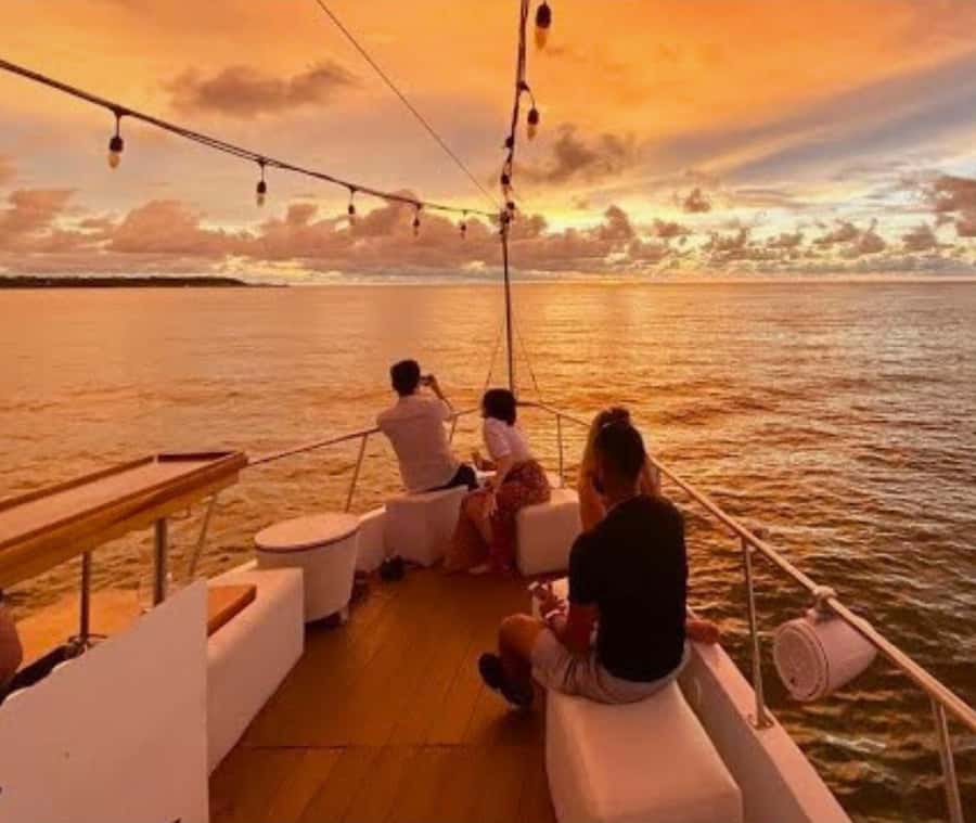 Cartagena de Indias: Sunset Cruise Open Bar with Dance Show - The first hour: leaving the dock and chasing the sunset