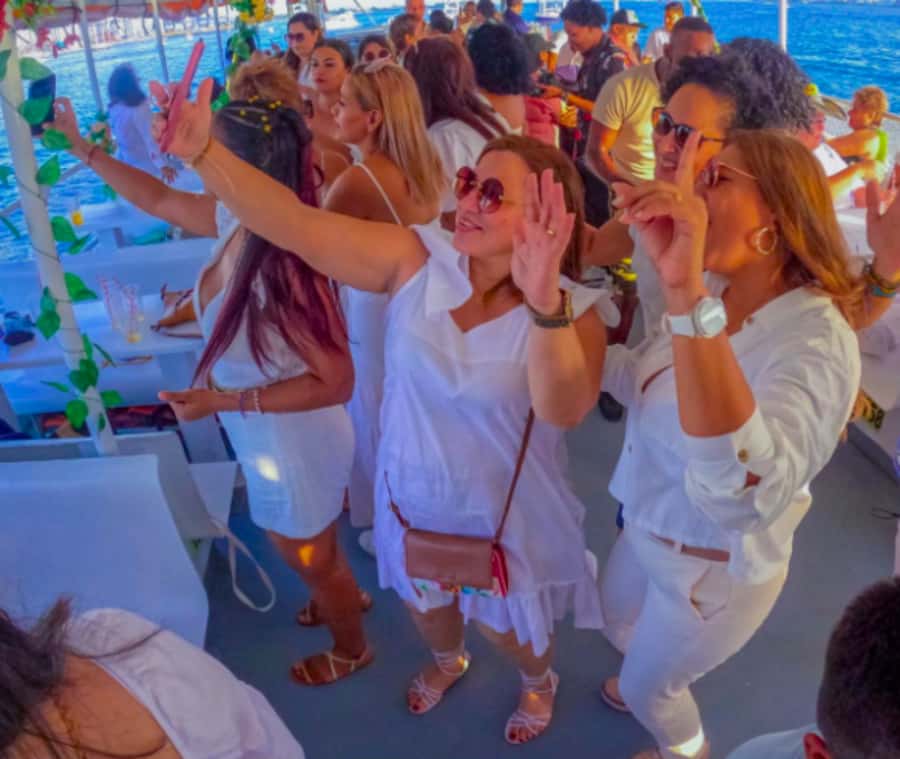 Cartagena de Indias: Sunset Cruise Open Bar with Dance Show - Who should book this cruise