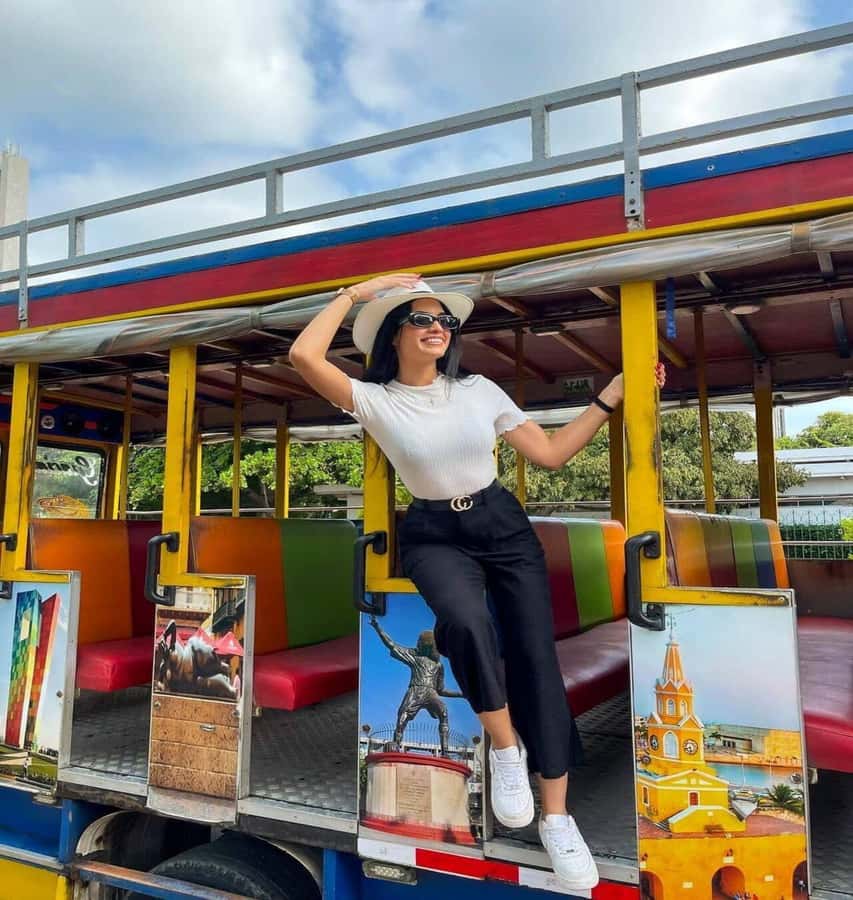 Cartagena: Explore with a city tour aboard a typical "chiva". - Cartagena Letters: the quick photo stop
