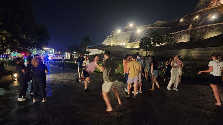 Cartagena: Night party in authentic Colombian chiva with entertainer - San Felipe Castle by panoramic view