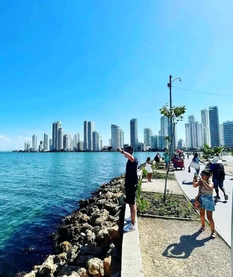 Cartagena: Panoramic City Tour, Monuments, Walls, Castle - The Zapatos Viejos statue and Cartagena’s playful side