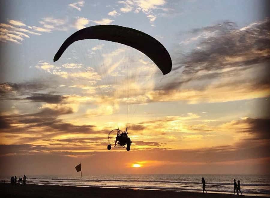 Cartagena: Paratriking Flight from the Beach - Who will enjoy this most